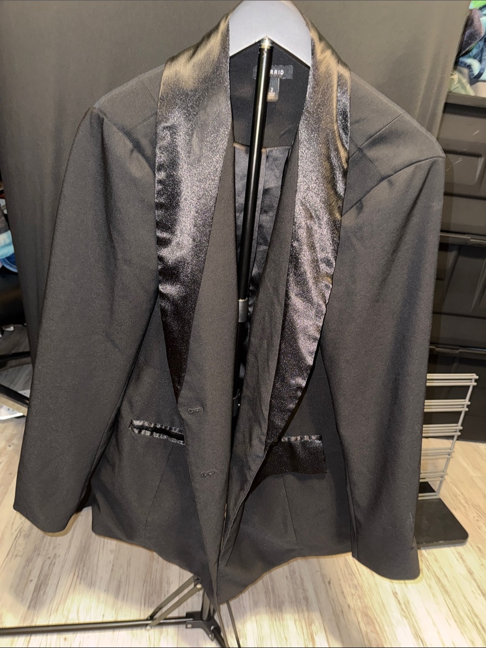 Torrid Woman’s Tuxedo like blazer size 2 has flaws please see more pics
